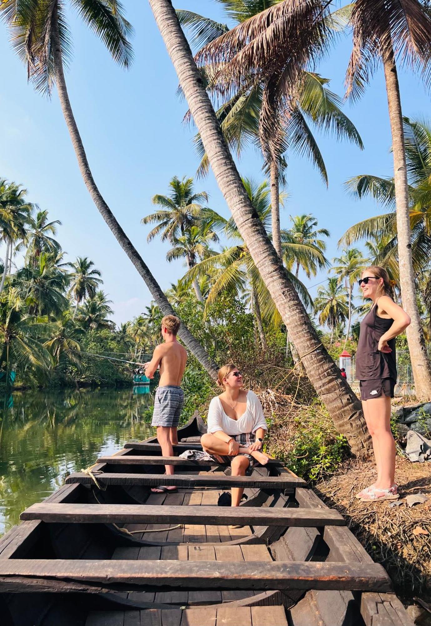 Riverrootsstays * Mundrothuruth